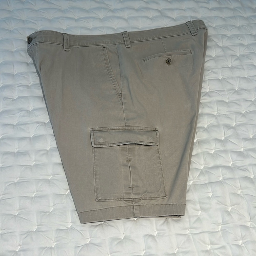 Tommy Bahama cargo shorts 
Size 40
